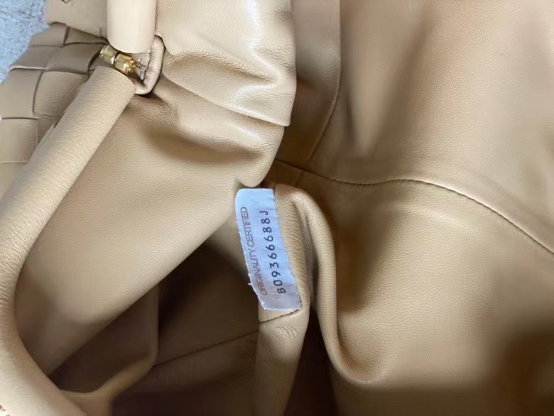 bo*te*ga Ve*ne*ta large pouch clutch in beige intrecciato lambskin