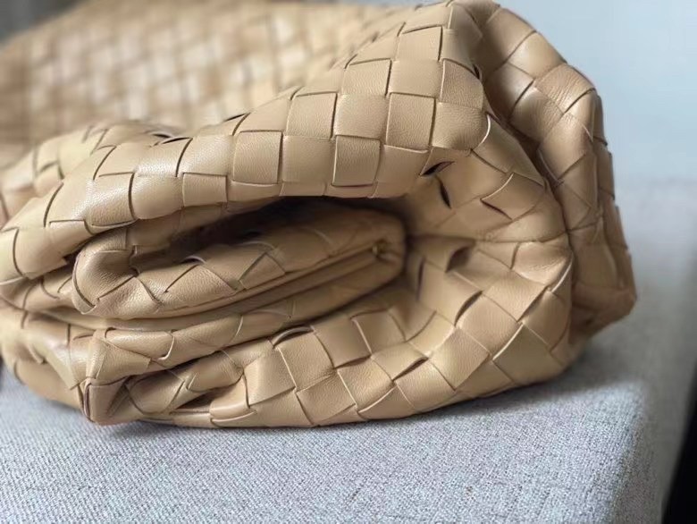 bo*te*ga Ve*ne*ta large pouch clutch in beige intrecciato lambskin