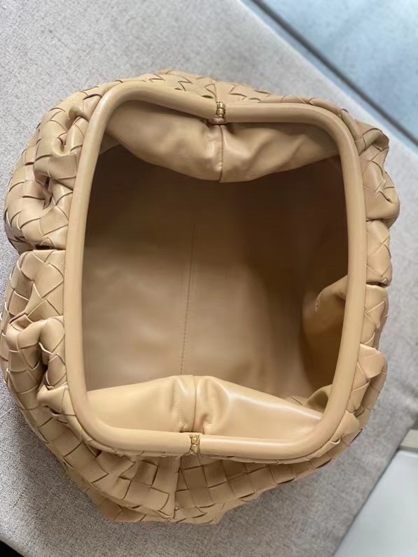 bo*te*ga Ve*ne*ta large pouch clutch in beige intrecciato lambskin