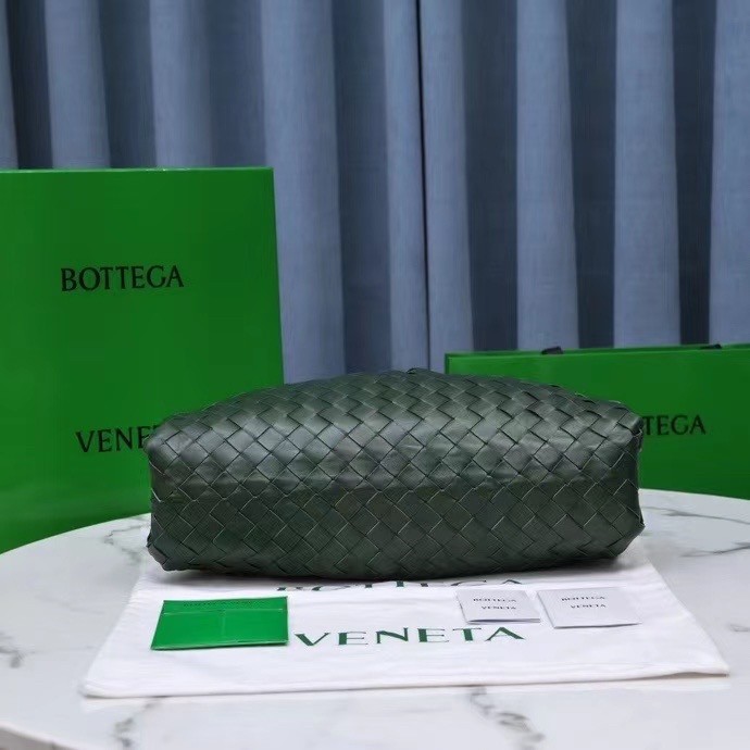 bo*te*ga Ve*ne*ta large pouch clutch in raintree intrecciato lambskin