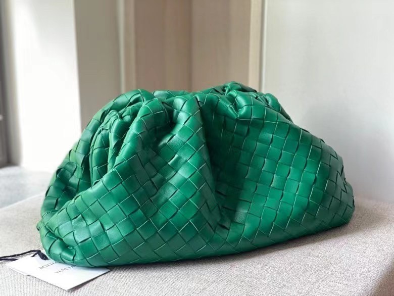 bo*te*ga Ve*ne*ta large pouch clutch in green intrecciato lambskin