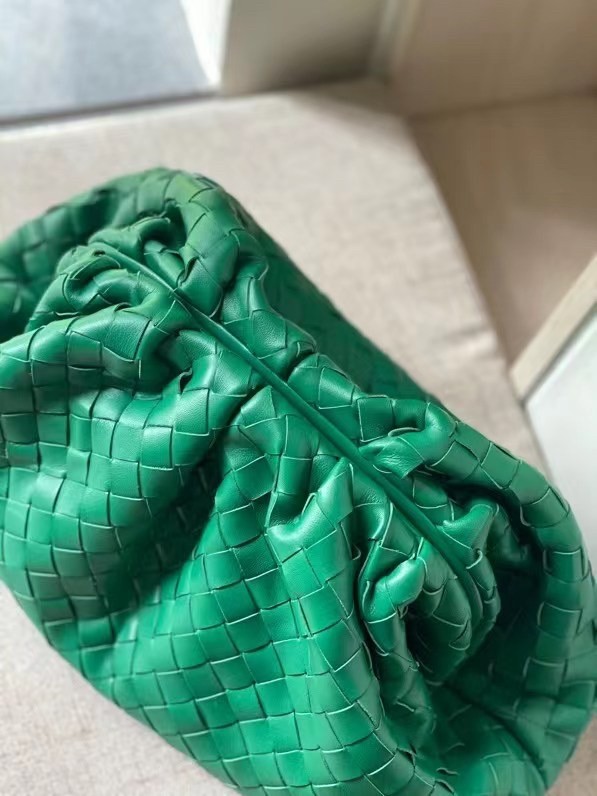 bo*te*ga Ve*ne*ta large pouch clutch in green intrecciato lambskin