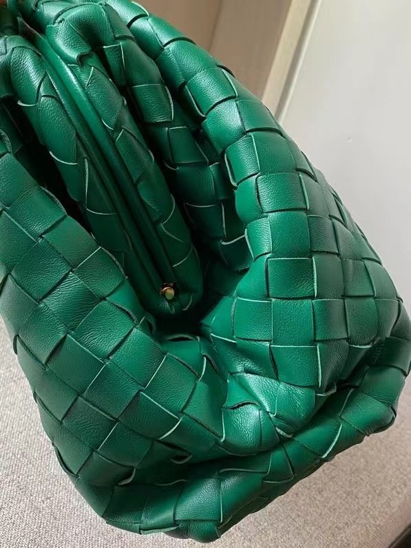 bo*te*ga Ve*ne*ta large pouch clutch in green intrecciato lambskin