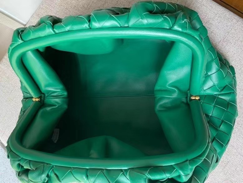 bo*te*ga Ve*ne*ta large pouch clutch in green intrecciato lambskin