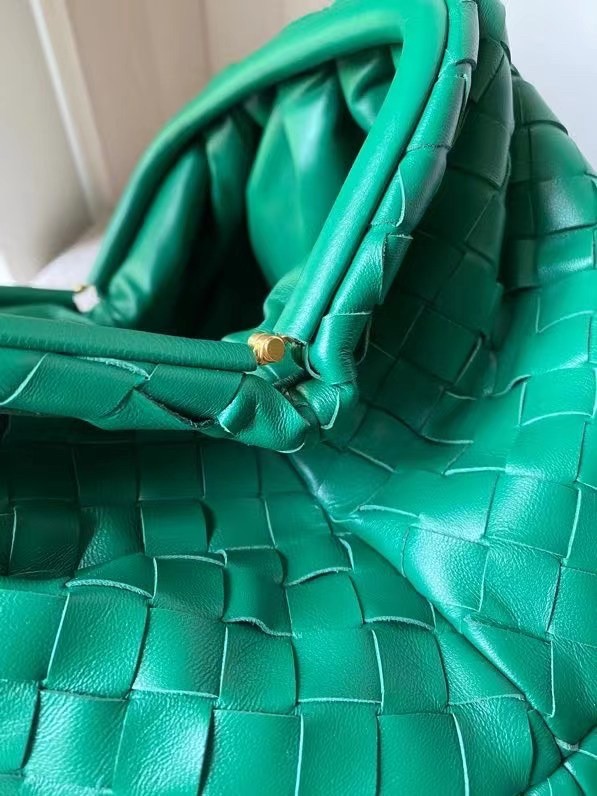 bo*te*ga Ve*ne*ta large pouch clutch in green intrecciato lambskin