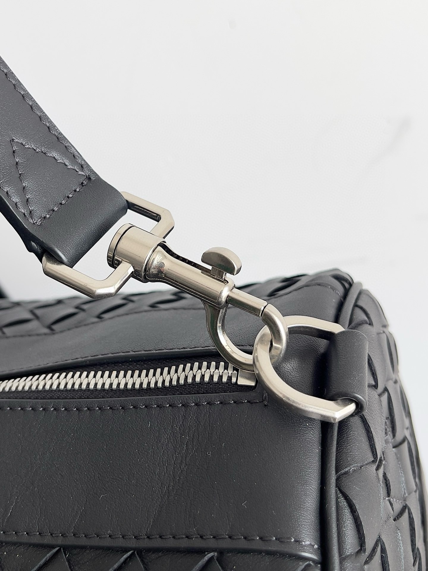 bo*te*ga Ve*ne*ta medium duffle bag in black intrecciato calfskin