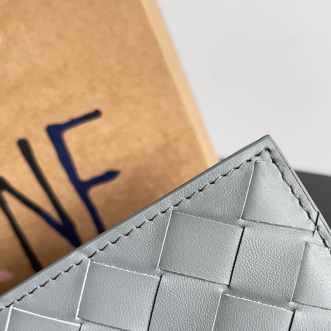 bo*te*ga Ve*ne*ta bi-fold wallet in thunder intrecciato calfskin