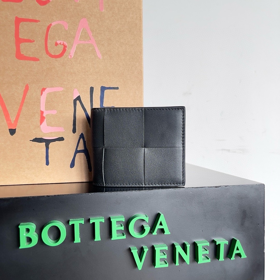 bo*te*ga Ve*ne*ta cassette bi-fold wallet in black intrecciato calfskin