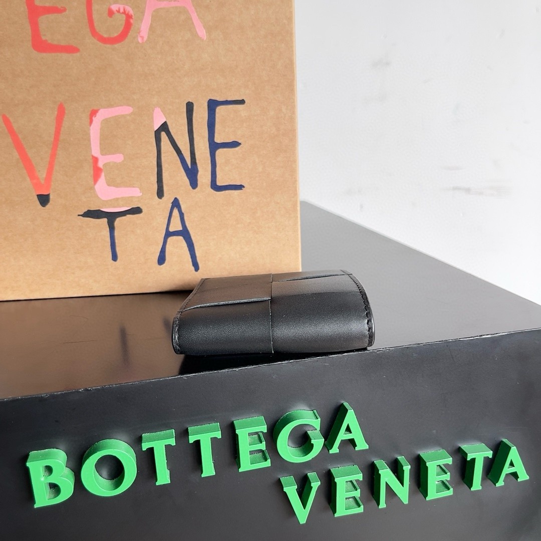 bo*te*ga Ve*ne*ta cassette bi-fold wallet in black intrecciato calfskin