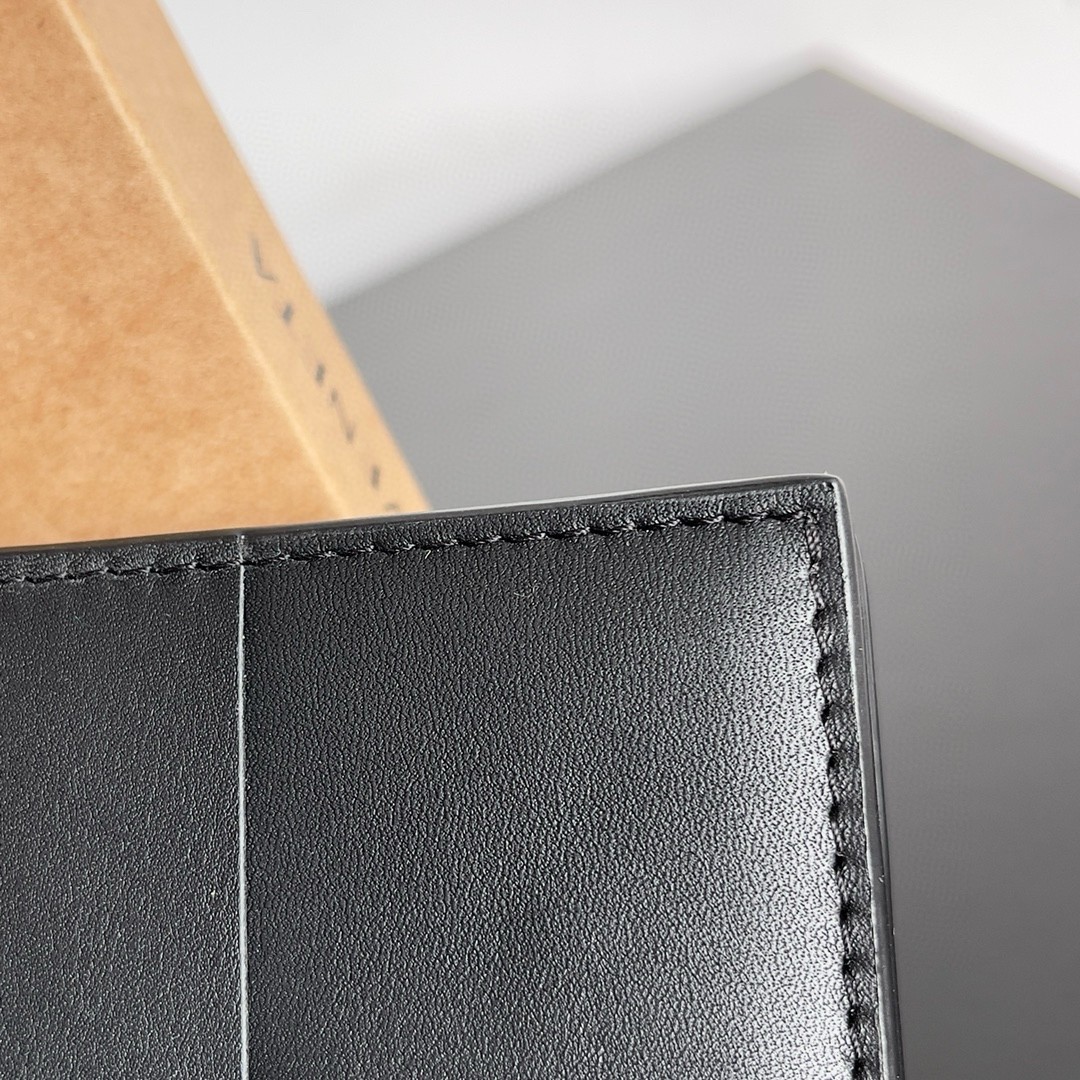 bo*te*ga Ve*ne*ta cassette bi-fold wallet in black intrecciato calfskin
