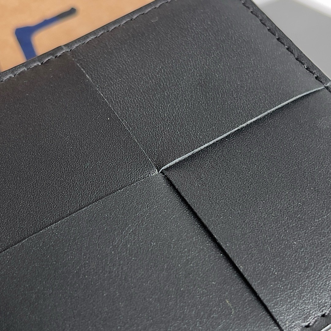 bo*te*ga Ve*ne*ta cassette bi-fold wallet in black intrecciato calfskin