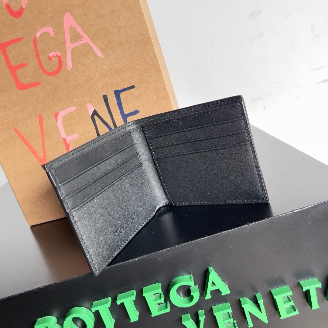bo*te*ga Ve*ne*ta cassette bi-fold wallet in black intrecciato calfskin