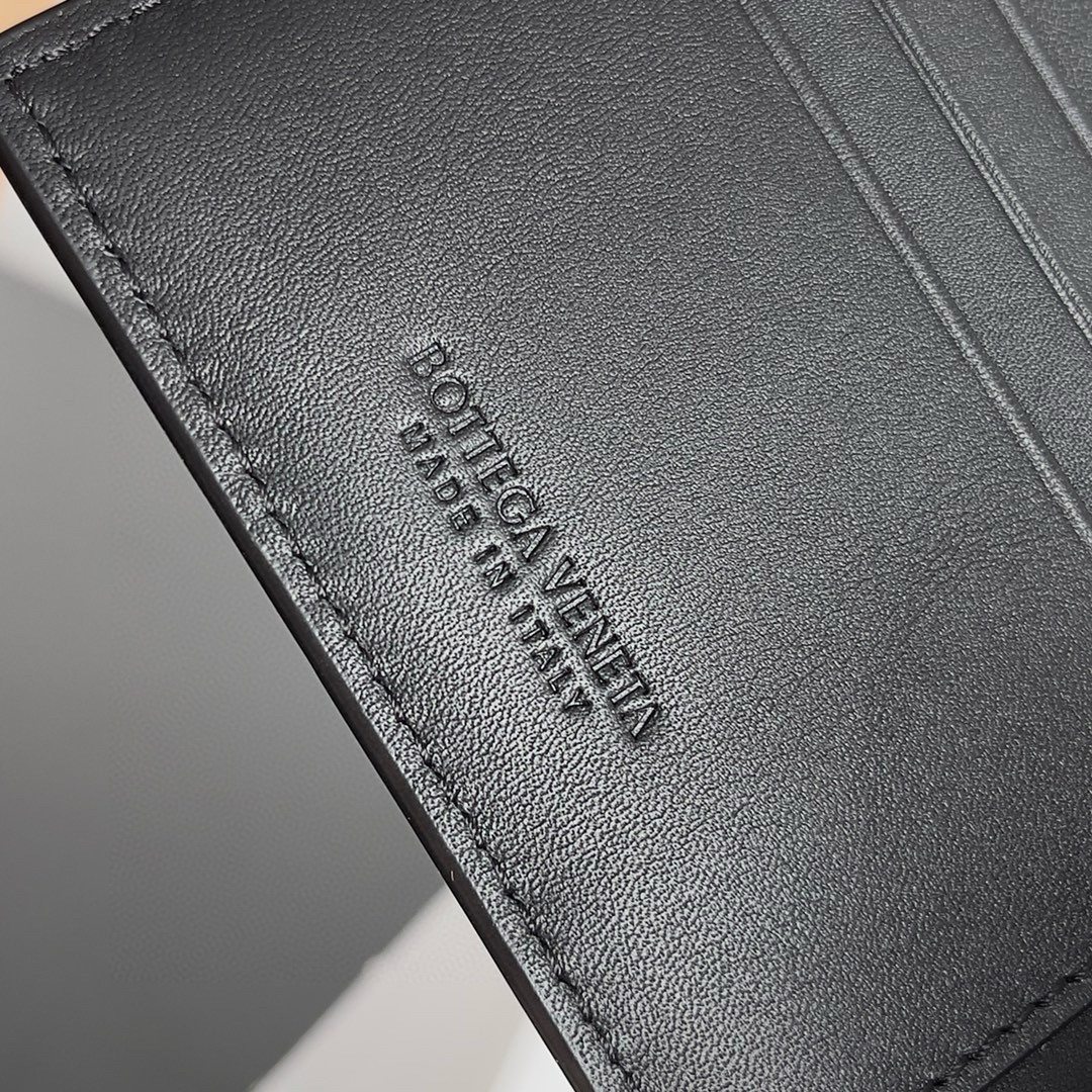 bo*te*ga Ve*ne*ta cassette bi-fold wallet in black intrecciato calfskin