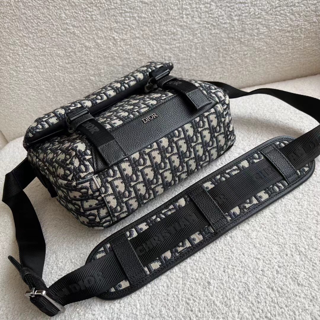 D*or explorer messenger bag in black D*or oblique jacquard