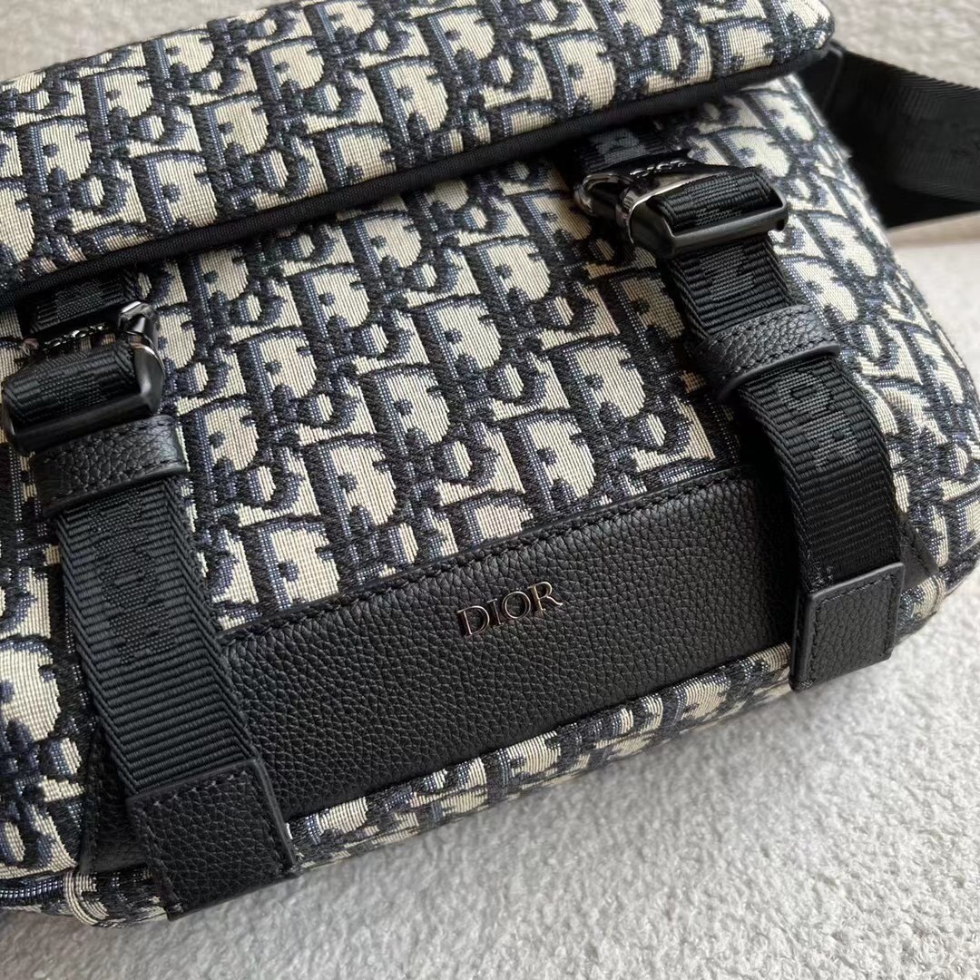 D*or explorer messenger bag in black D*or oblique jacquard