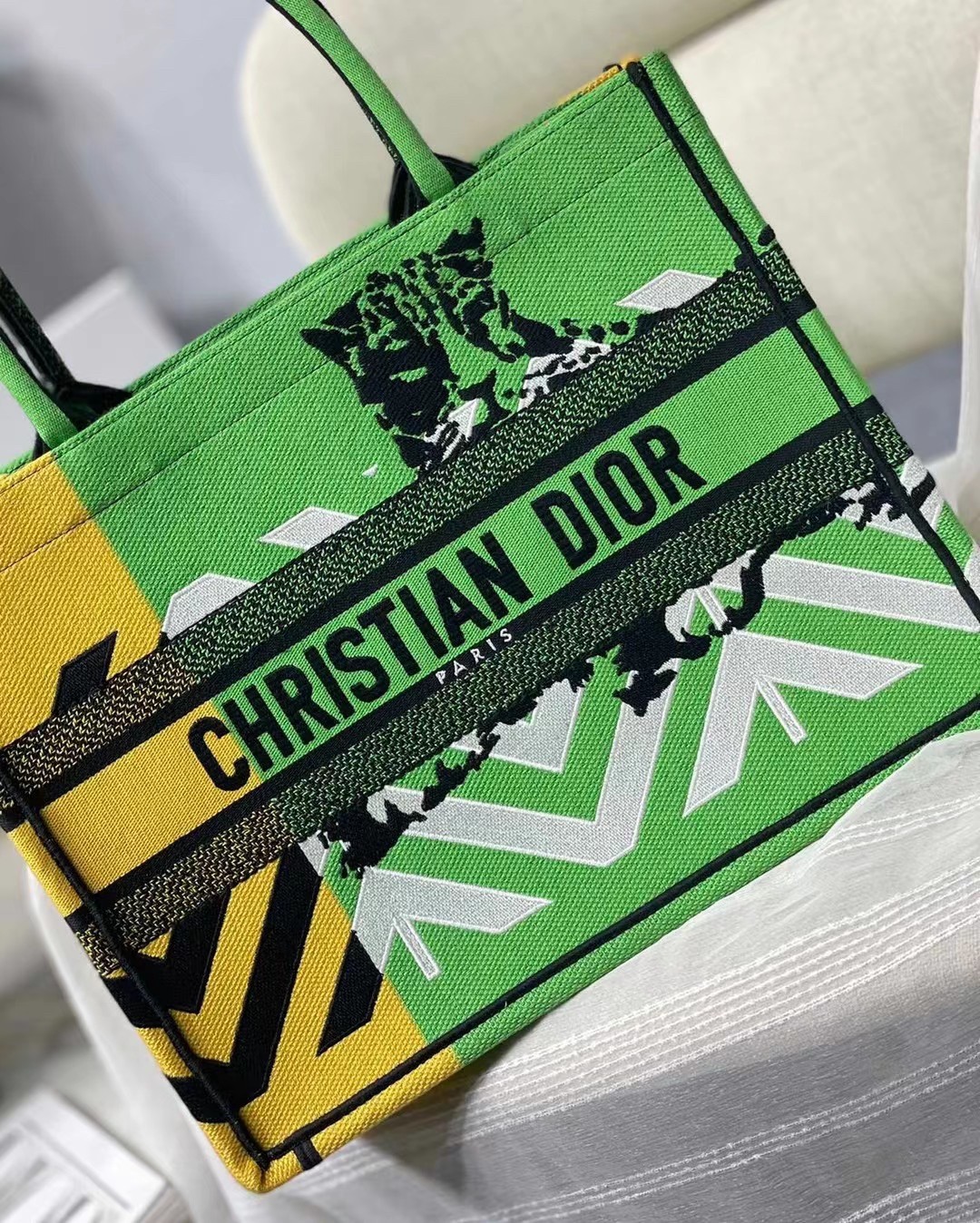 D*or medium book tote bag in green d-jungle pop embroidery