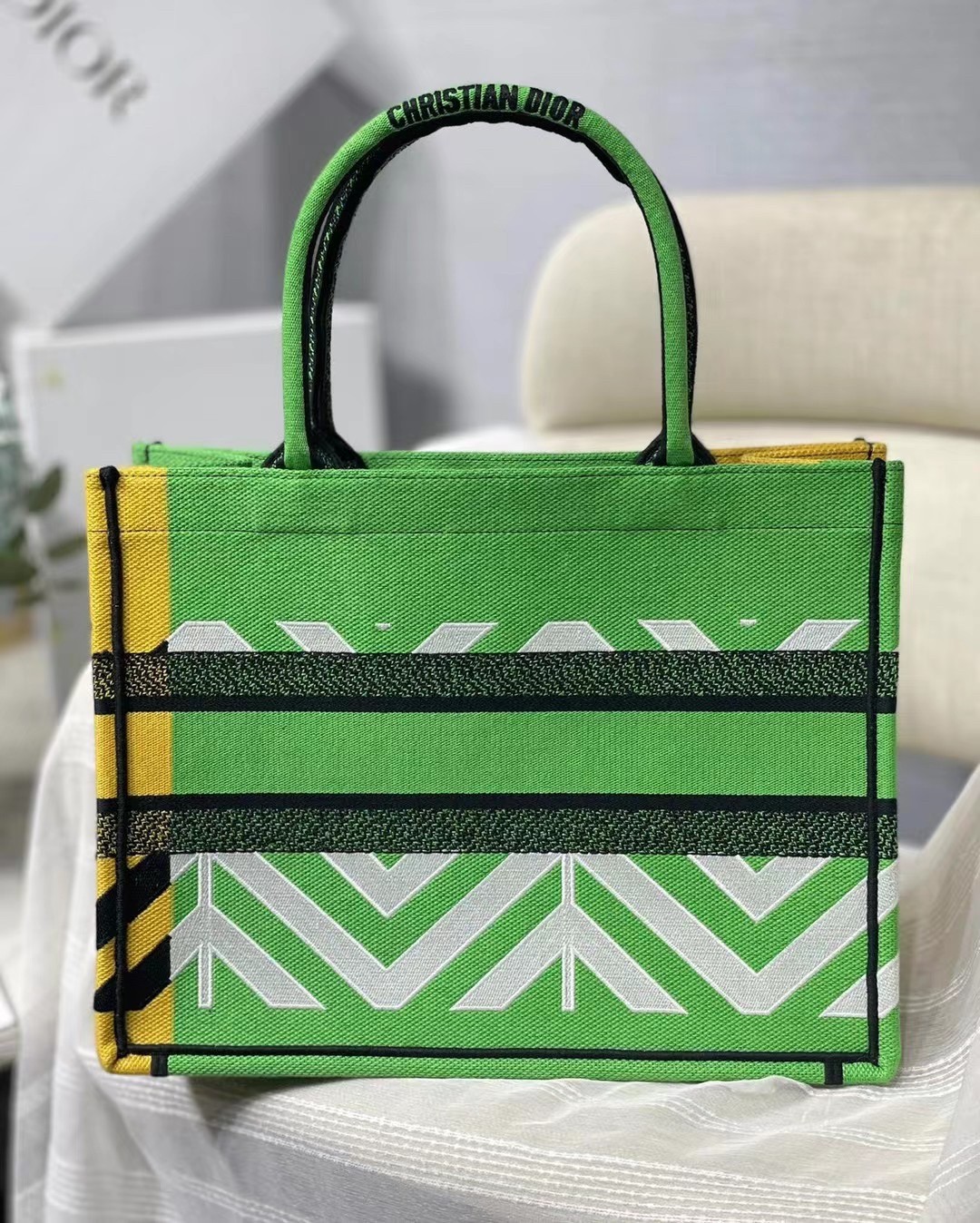 D*or medium book tote bag in green d-jungle pop embroidery