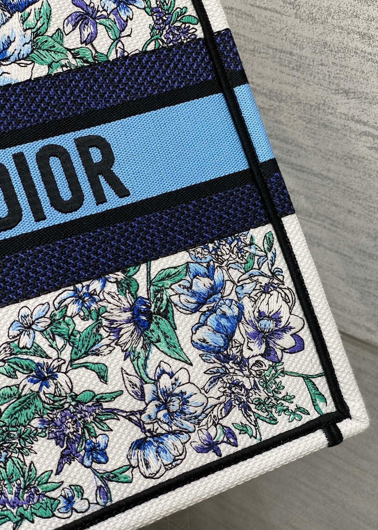 D*or medium book tote bag in multicolor flowers constellation embroidery