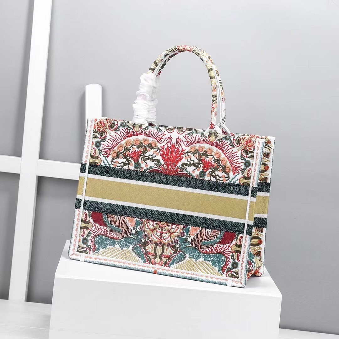 D*or small book tote in heart lights D*or embroidery
