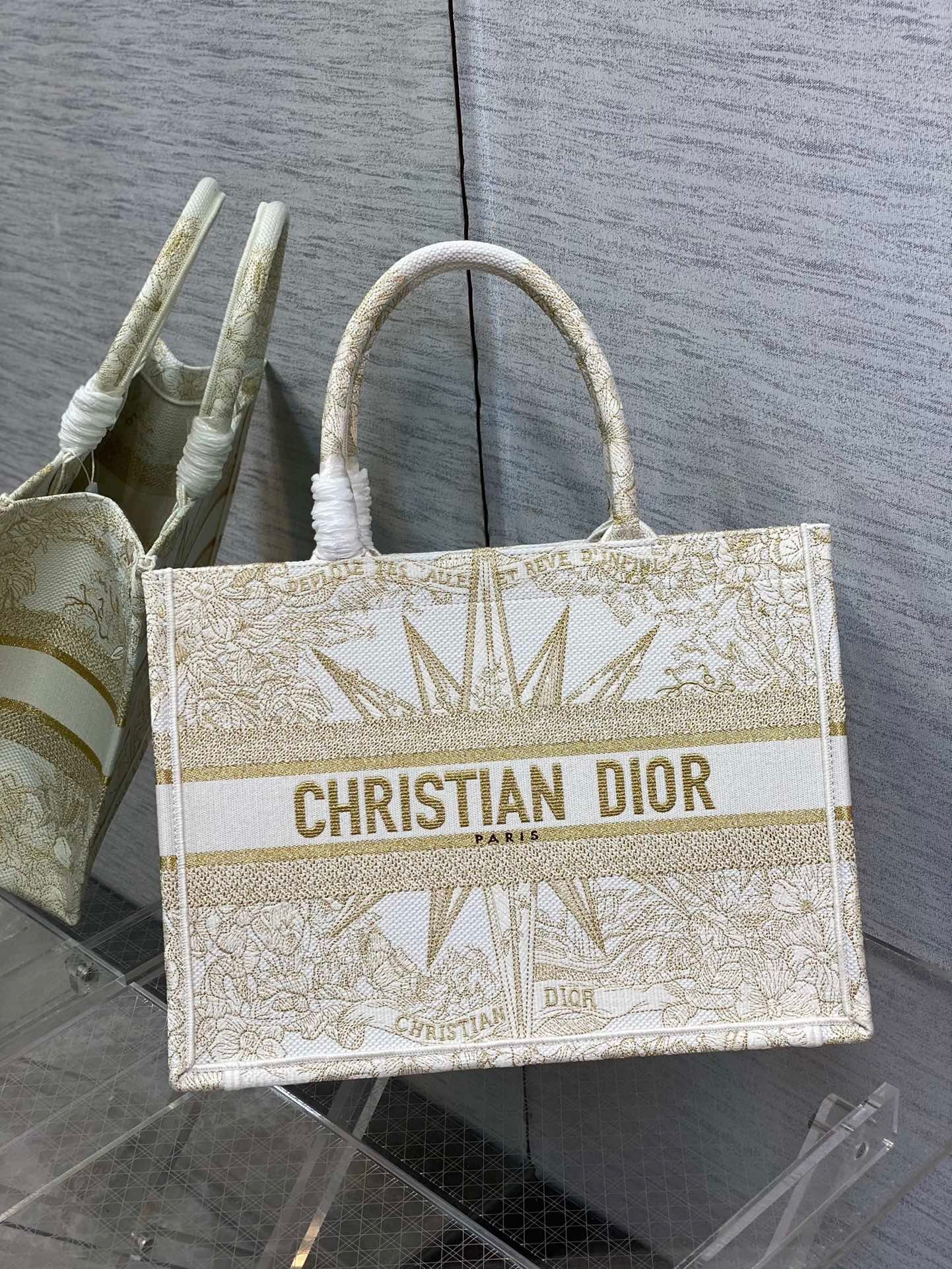 D*or medium book tote bag in gold rêve d