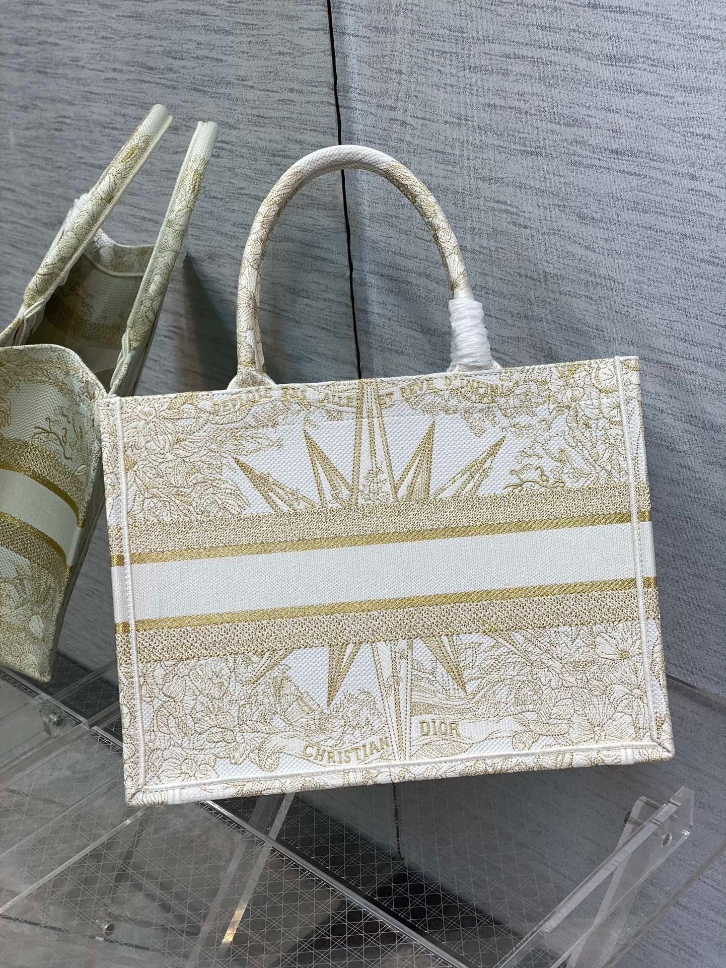 D*or medium book tote bag in gold rêve d