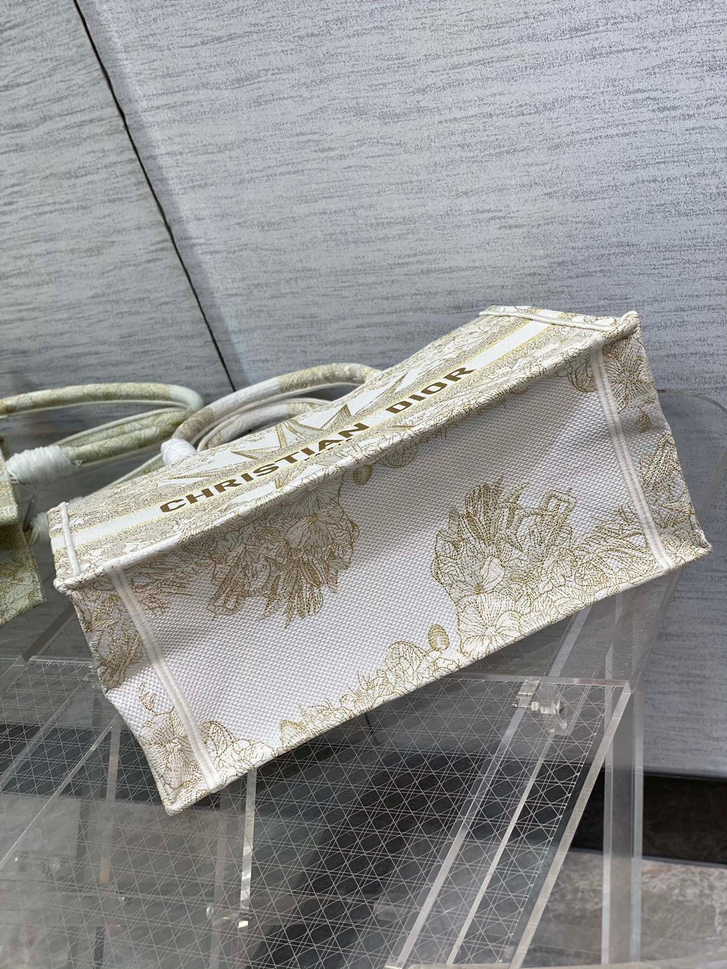 D*or medium book tote bag in gold rêve d