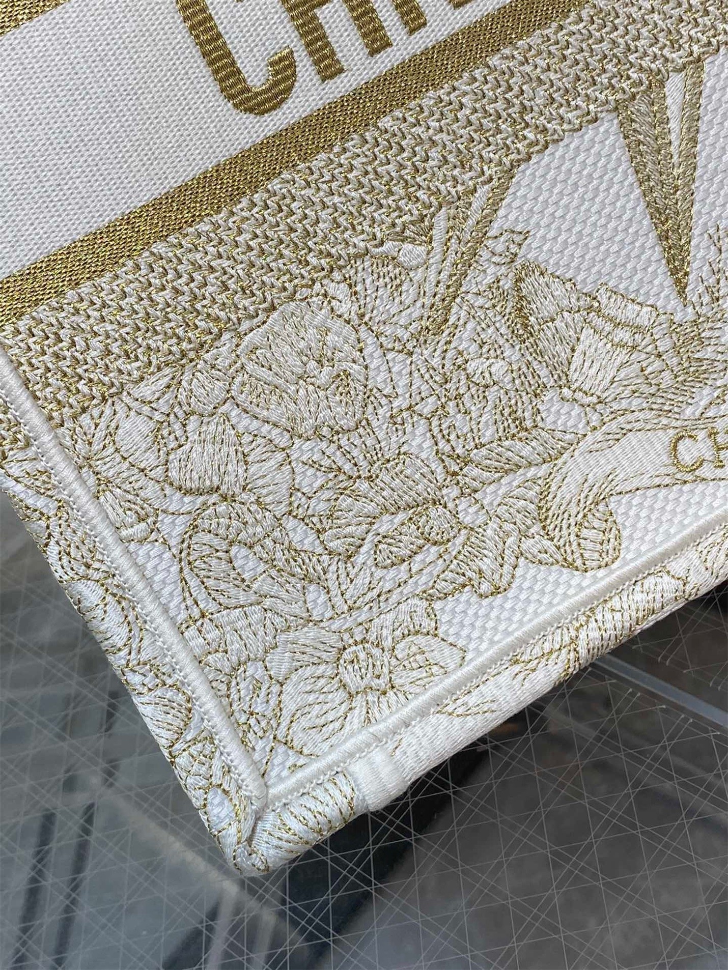 D*or medium book tote bag in gold rêve d
