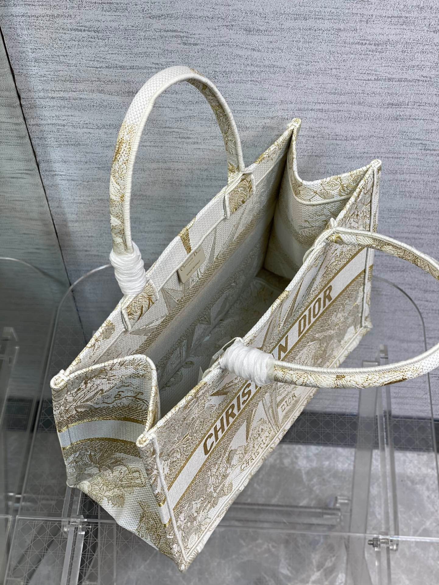 D*or medium book tote bag in gold rêve d
