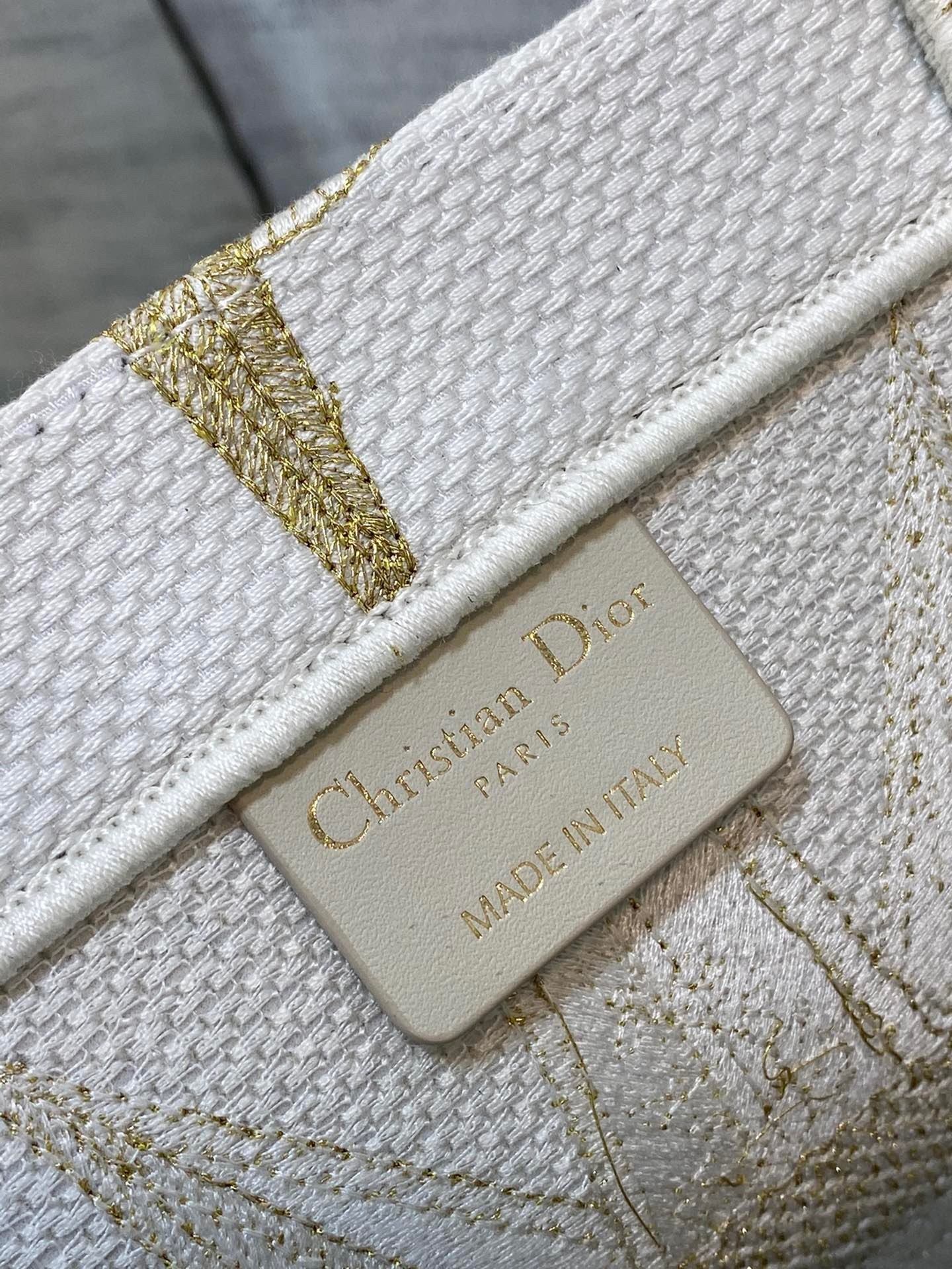 D*or medium book tote bag in gold rêve d