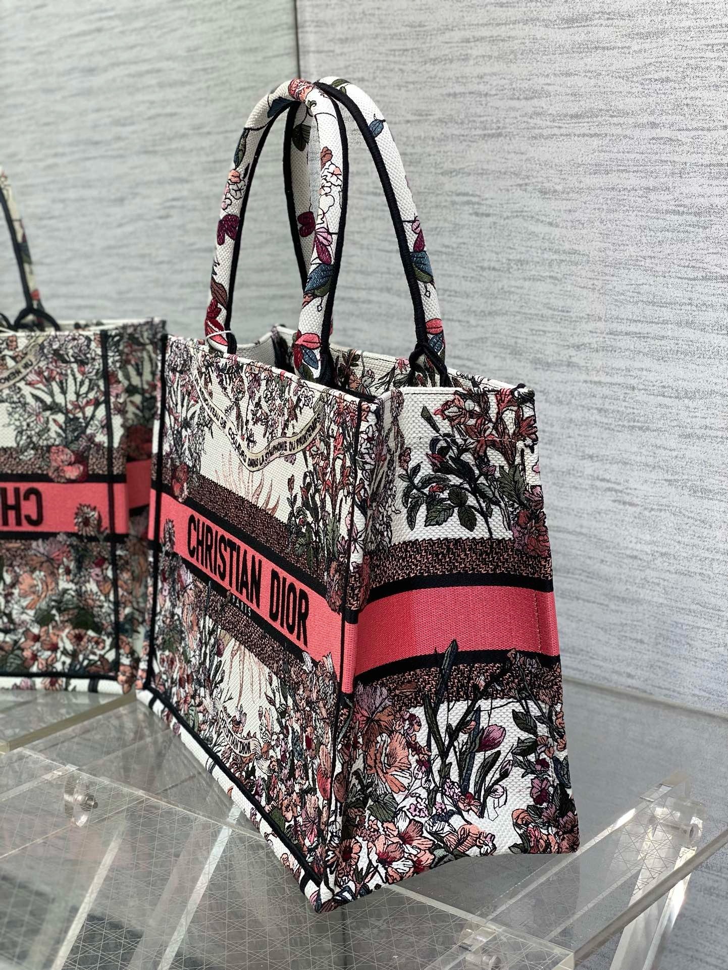 D*or medium book tote bag in D*or 4 saisons printemps soleil embroidery
