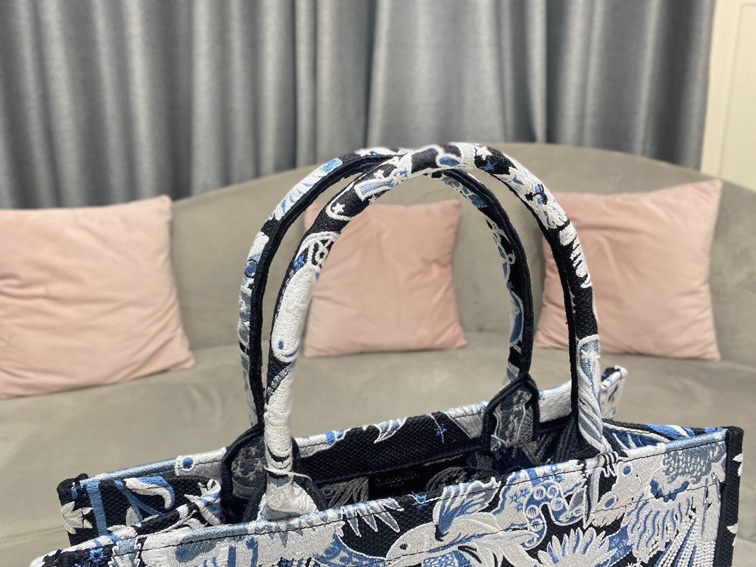 D*or medium book tote in blue zodiac fantastico embroidery