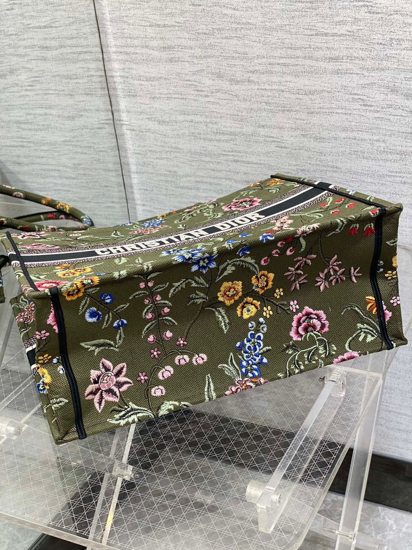 D*or large book tote bag in green D*or petites fleurs embroidery