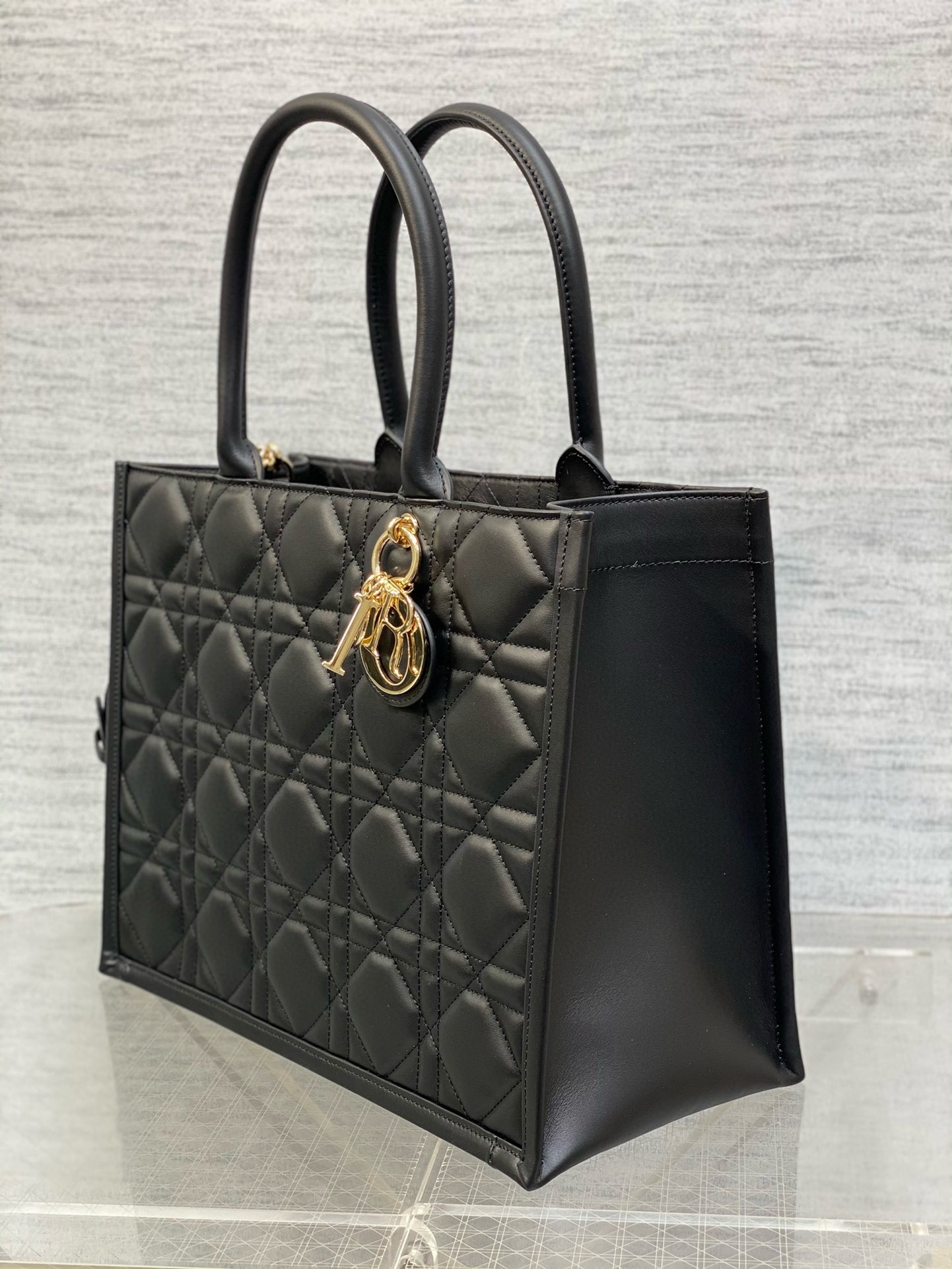 D*or medium book tote bag with strap in black macrocannage calfskin
