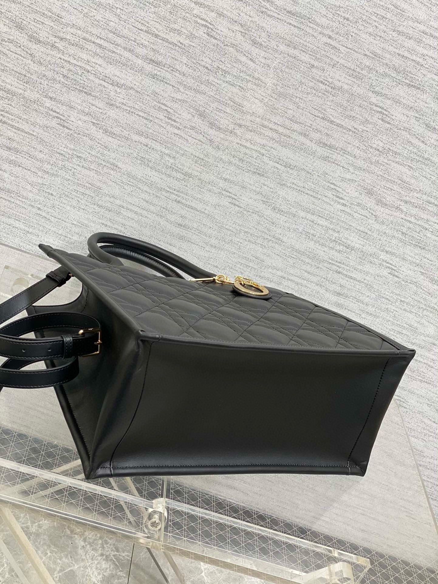 D*or medium book tote bag with strap in black macrocannage calfskin