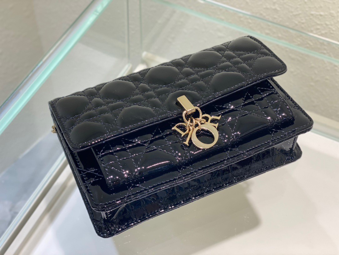 D*or lady D*or chain pouch in black patent calfskin