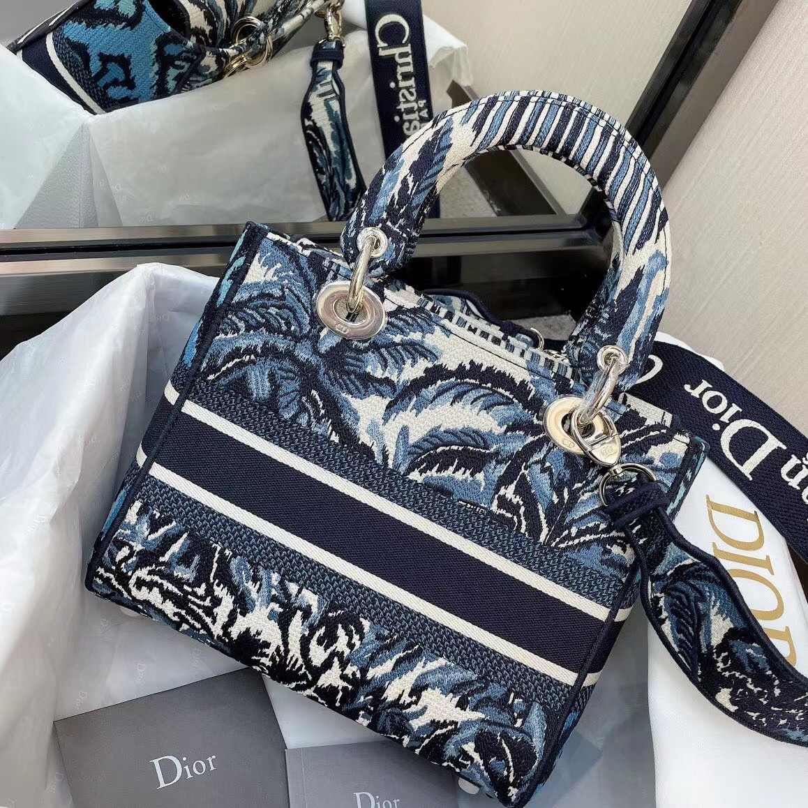 D*or medium lady d-lite bag in blue D*or palms embroidery