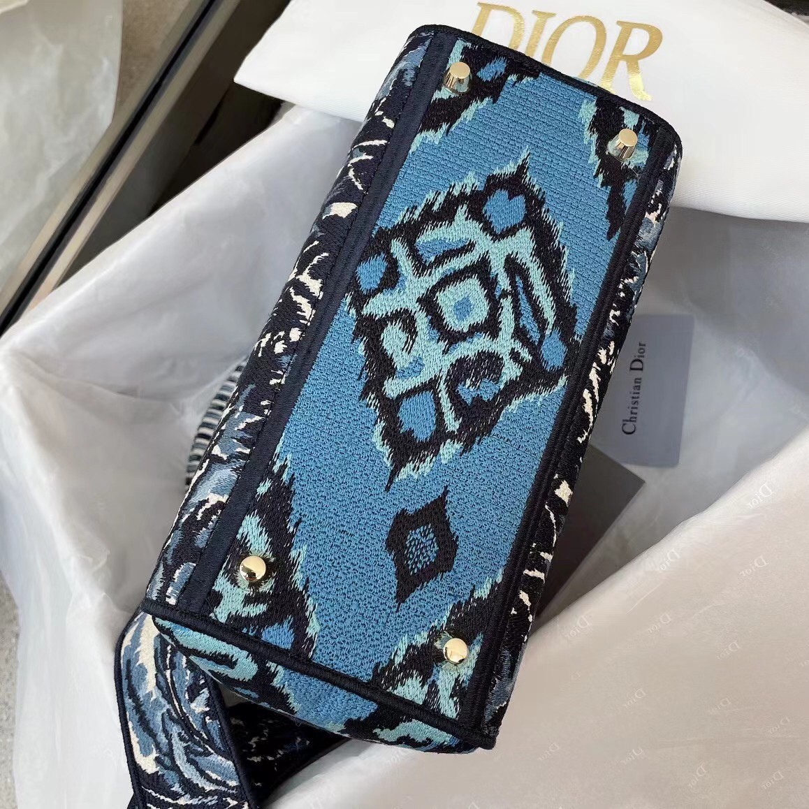 D*or medium lady d-lite bag in blue D*or palms embroidery