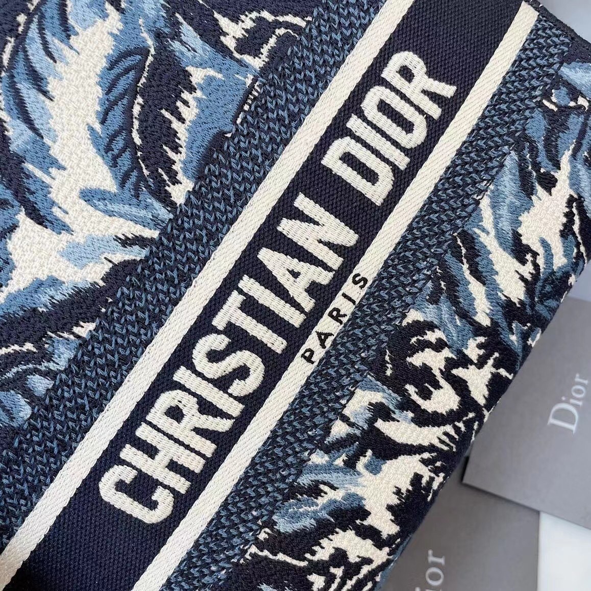 D*or medium lady d-lite bag in blue D*or palms embroidery