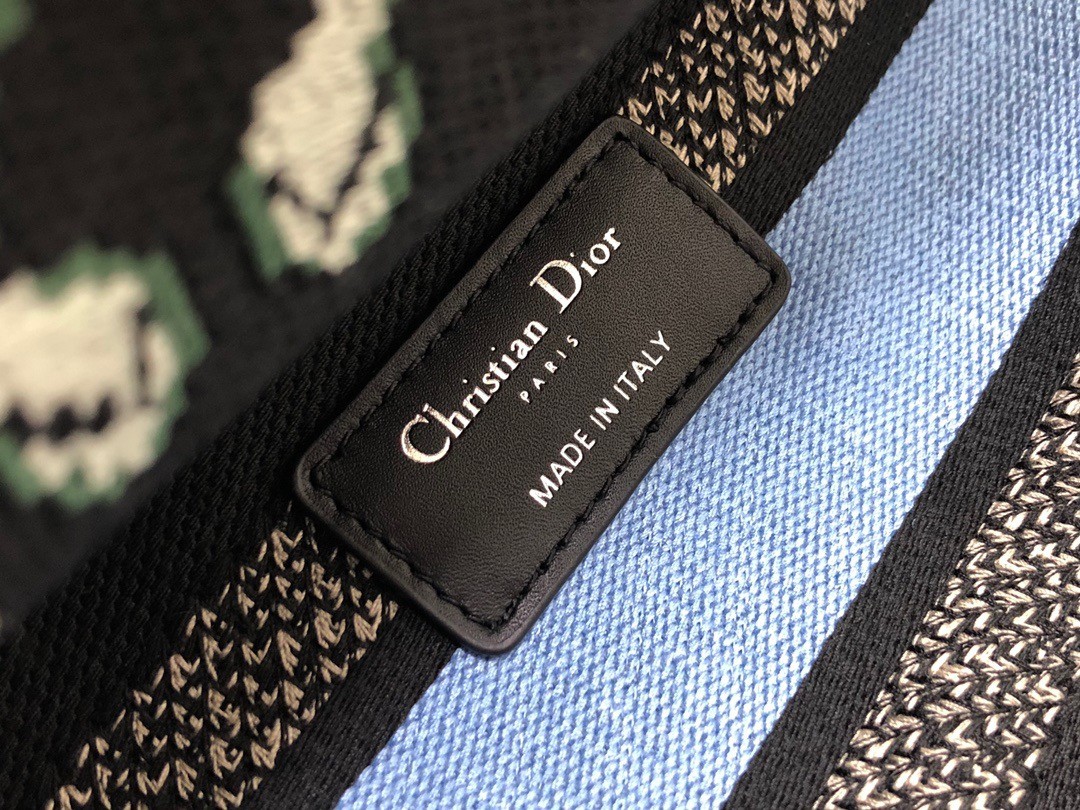 D*or medium lady d-lite bag in black pixel zodiac embroidery