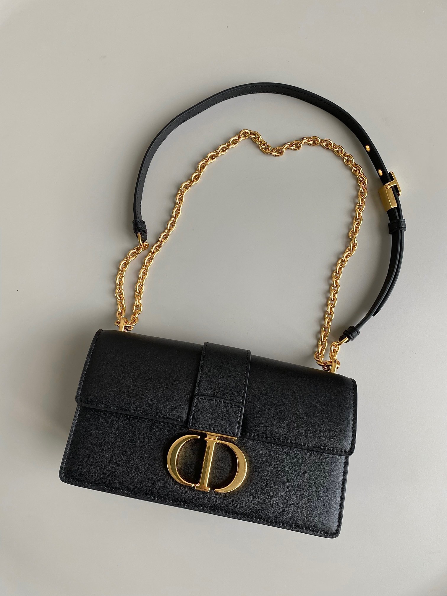 D*or 30 montaigne east-west bag with chain in black calfskin