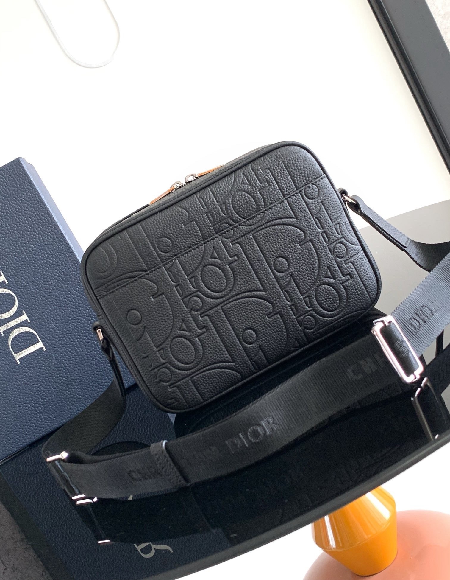 D*or rider 2.0 zipped messenger bag in black gravity leather