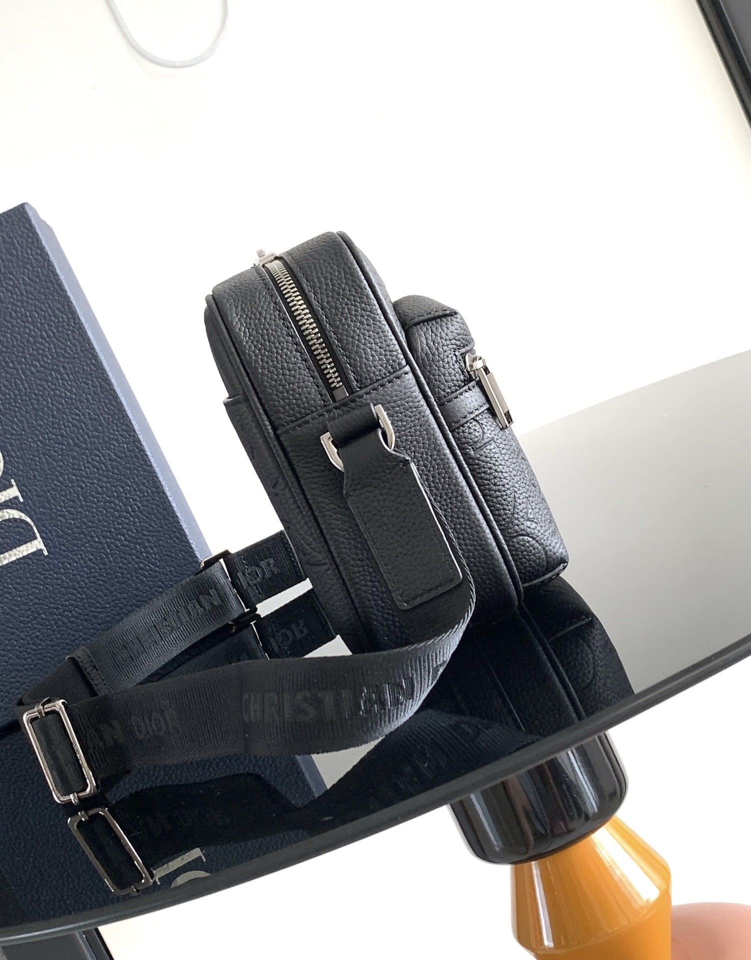 D*or rider 2.0 zipped messenger bag in black gravity leather