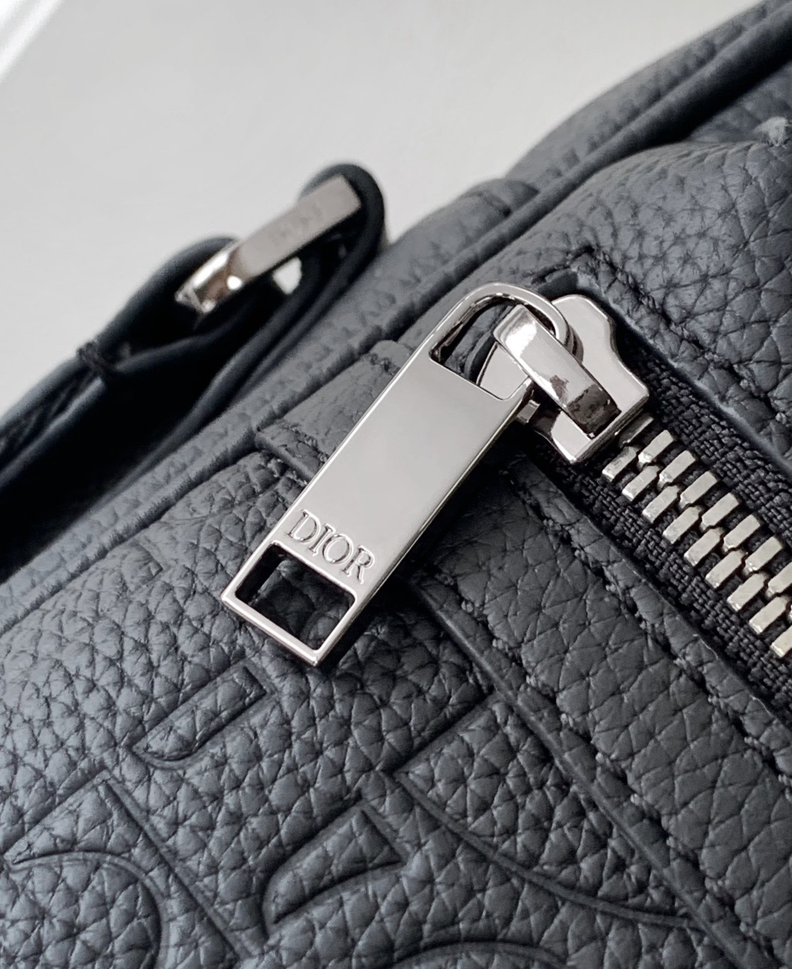 D*or rider 2.0 zipped messenger bag in black gravity leather