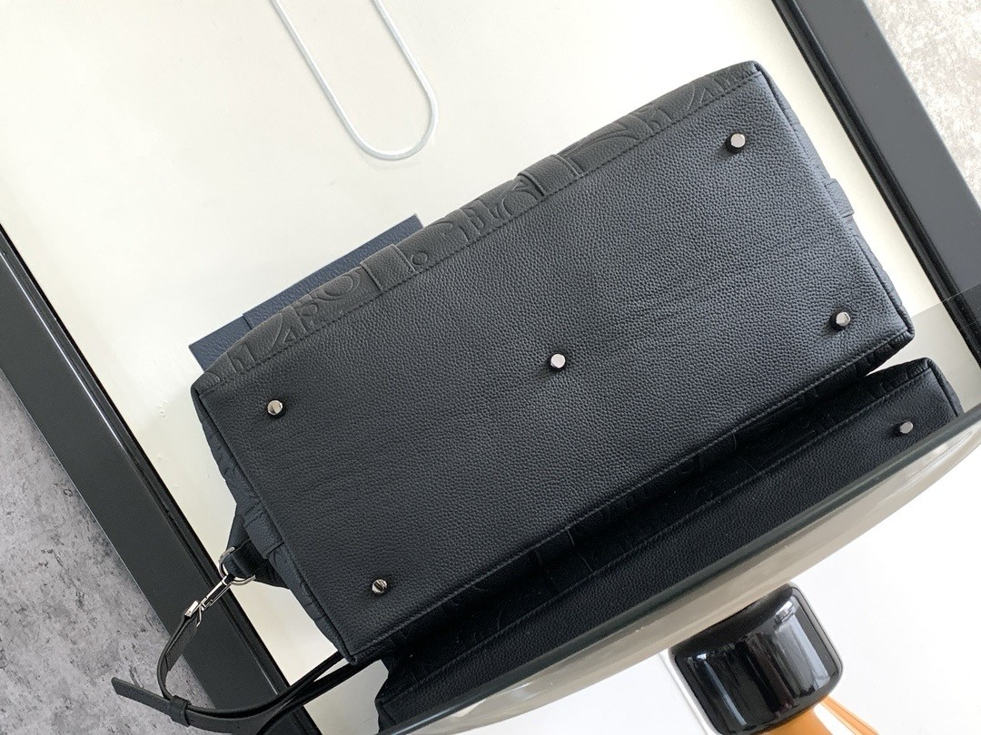 D*or weekender 40 bag in black D*or gravity leather