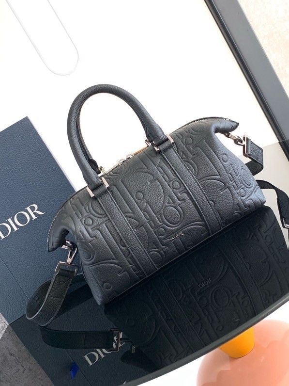 D*or weekender 25 bag in black D*or gravity leather