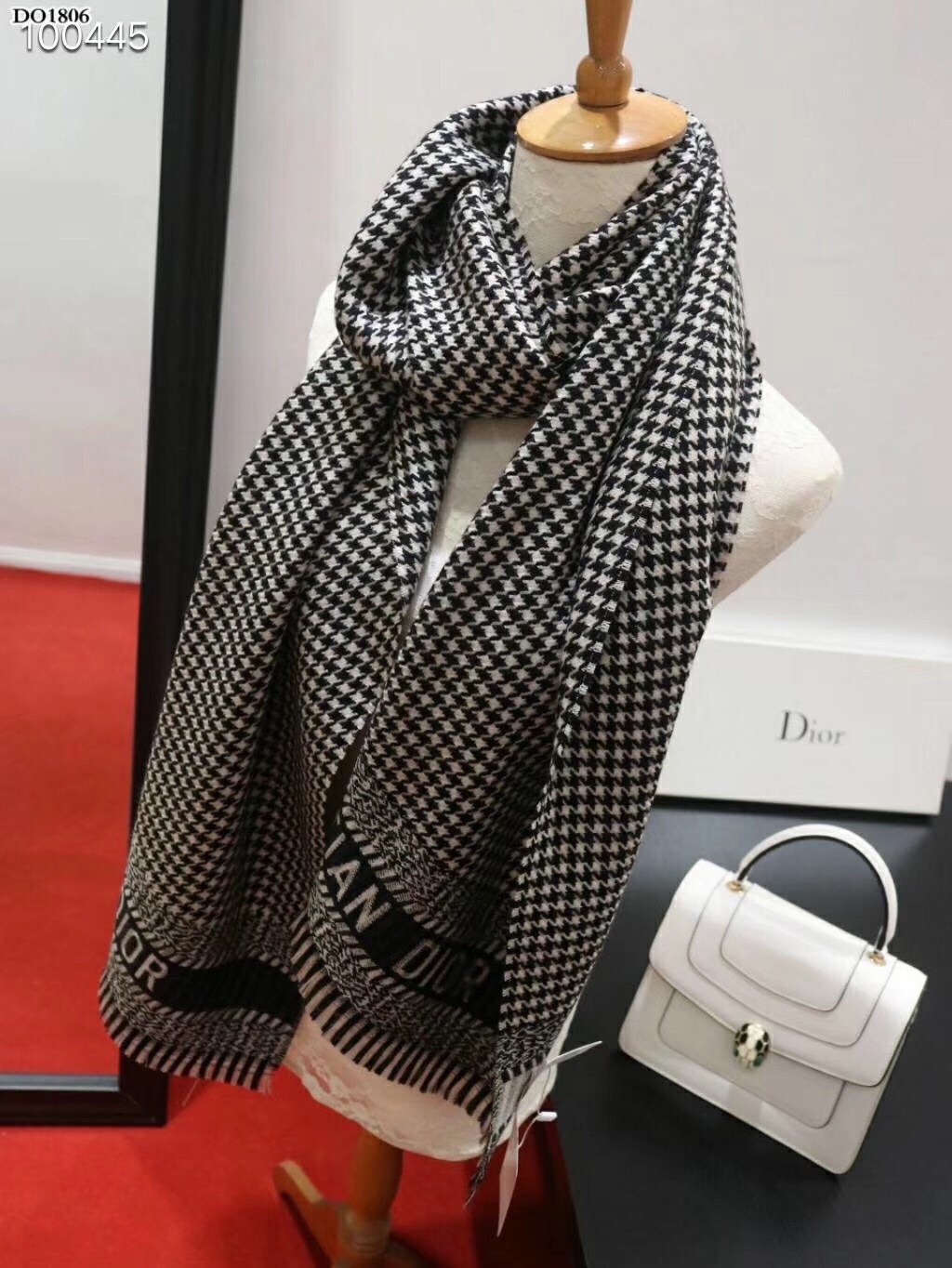 ch**an D*or stole in black/white wool