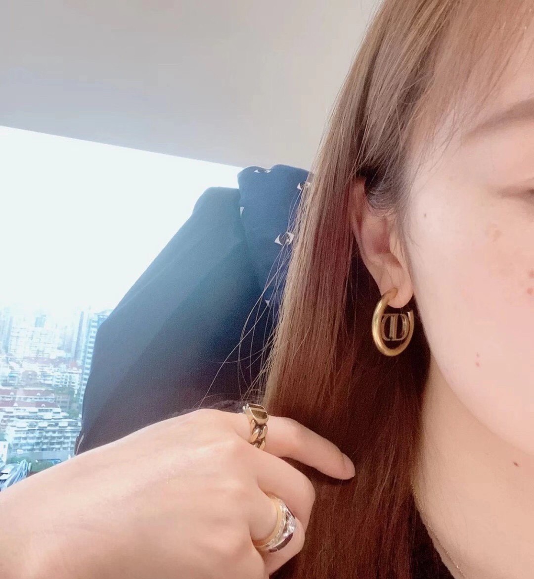 D*or 30 montaigne hoop earrings in antique gold-finish metal