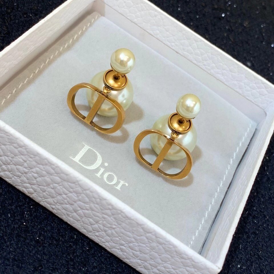 D*or tribales earrings in antique gold-finish metal and white resin pearls