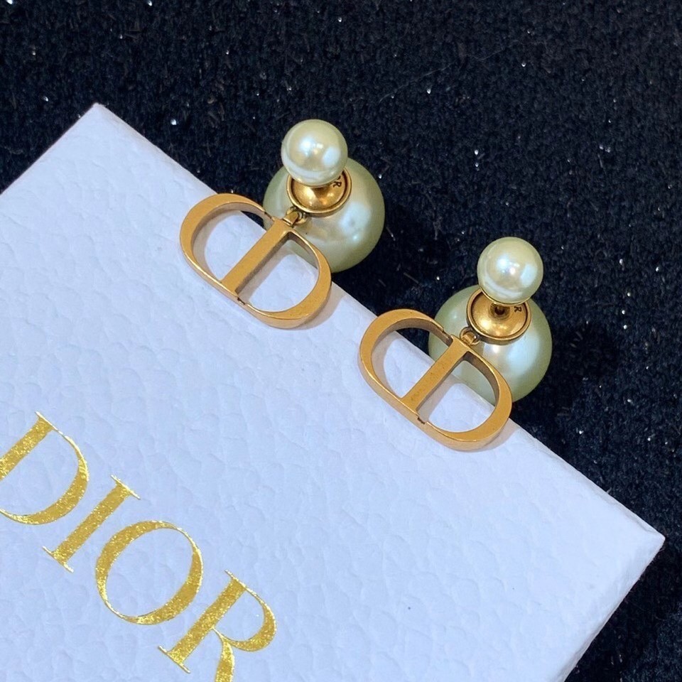D*or tribales earrings in antique gold-finish metal and white resin pearls