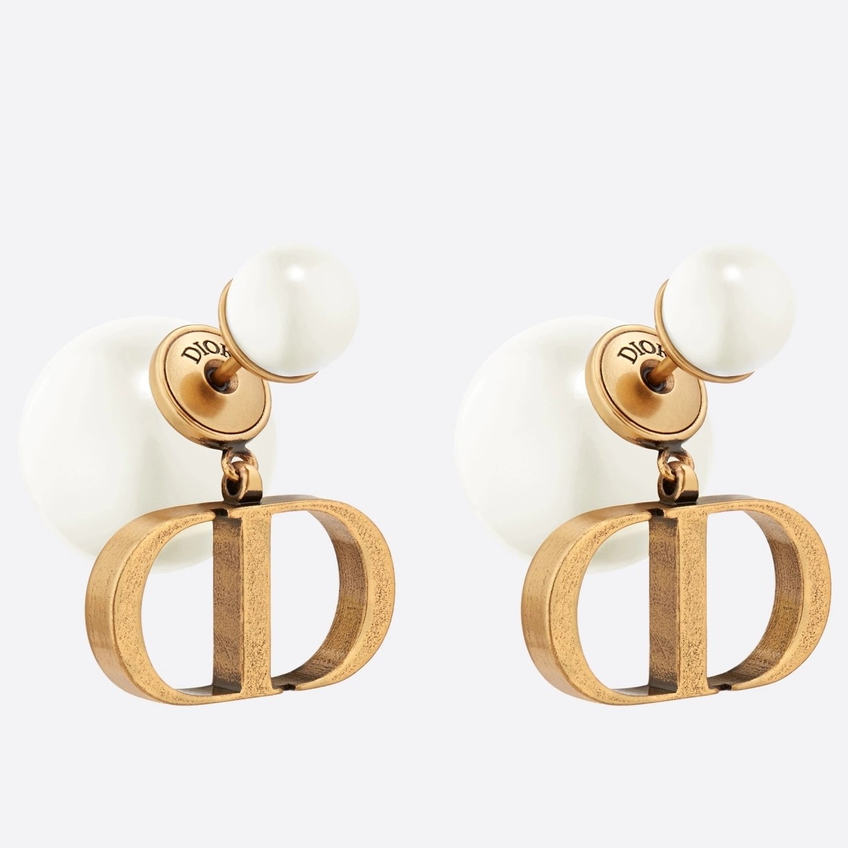 D*or tribales earrings in antique gold-finish metal and white resin pearls